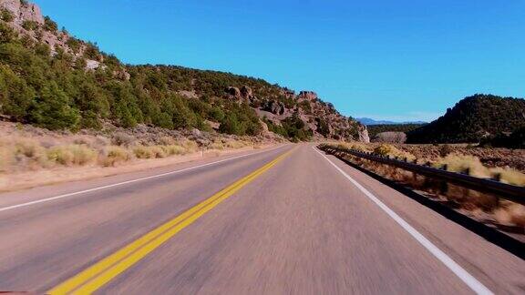 在犹他州风景优美的道路上开车美丽的乡村道路