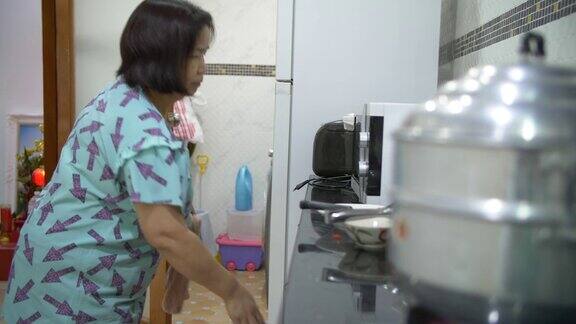 老妇人在厨房里煮糯米