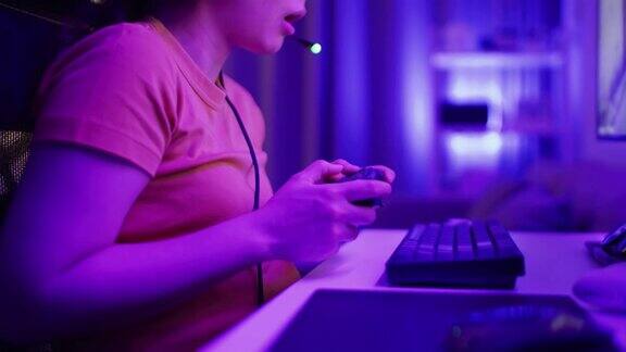 年轻玩家一边玩在线视频游戏一边在社交媒体上直播