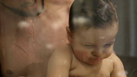 爸爸给蹒跚学步的儿子洗澡