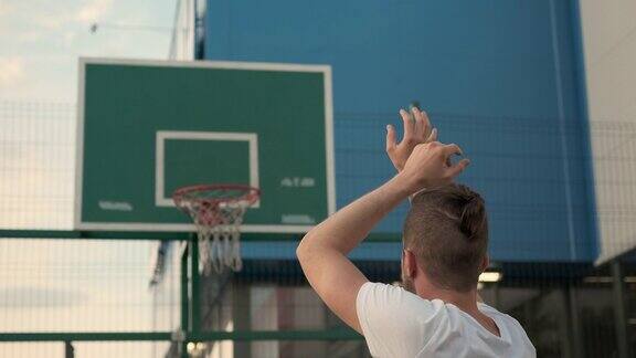 一个面目全非的年轻人在外面打篮球