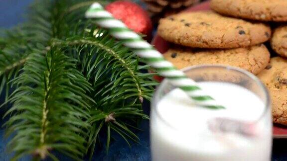 传统的圣诞饮料蛋酒鸡尾酒和自制的巧克力饼干一杯新鲜牛奶和糖果送给圣诞老人传统的圣诞夜快乐