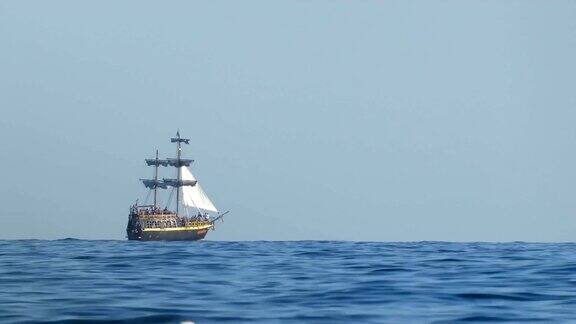 海上程式化的海盗船