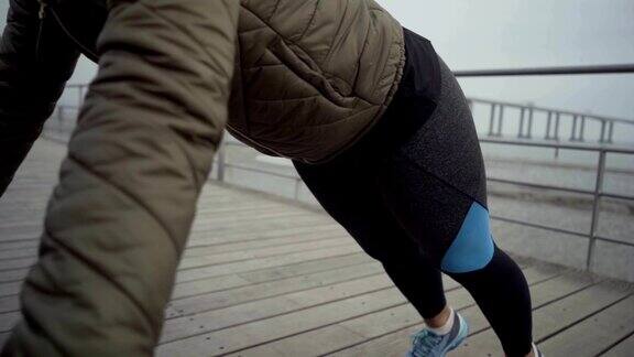 自信的女运动员在木制码头上锻炼