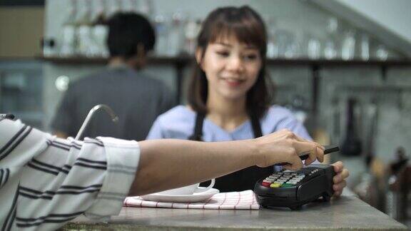 顾客在咖啡厅用手机付款