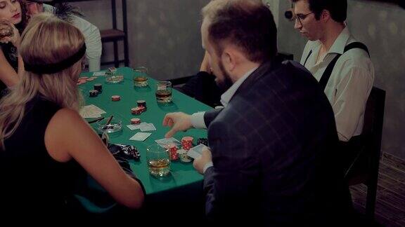 男人把牌放在桌子上打开它们后视图