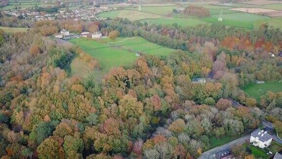秋天空中飞盘飞过倒陷的树林来到恩尼斯克里村