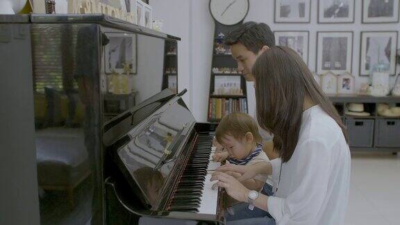 幸福的家庭在一起弹钢琴