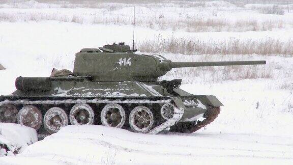 俄罗斯坦克T34在下雪的天气