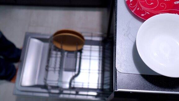 把盘子装进洗碗机