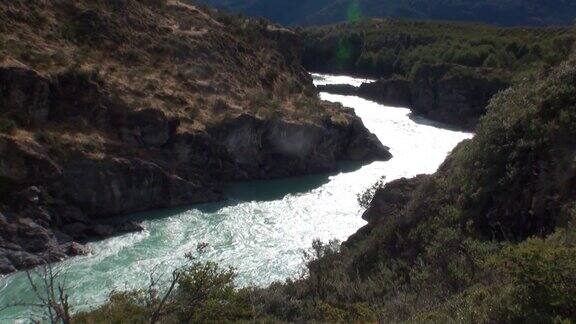 阿根廷巴塔哥尼亚山区河流显示电力水