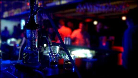 水烟和两个玻璃杯立在夜店吧台上派对气氛