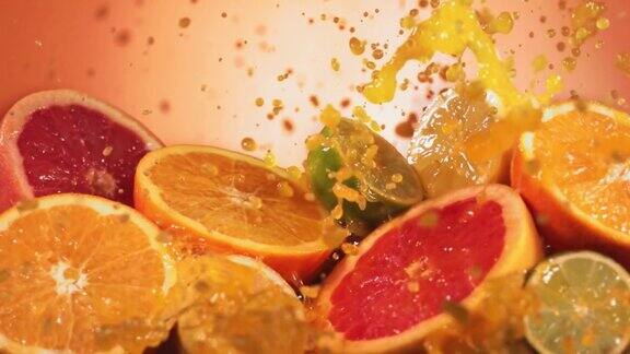 慢动作镜头柑橘水果和果汁溅过柠檬青柠柚子片