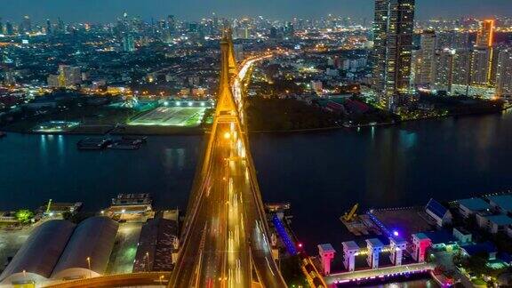横跨湄南河的普密蓬悬索桥鸟瞰图