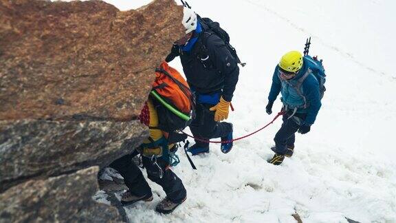 一队资深登山者在欧洲阿尔卑斯山的山坡上准备设备细节关闭