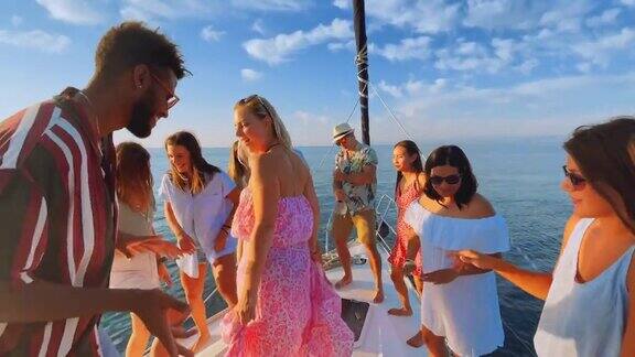 日落时分一男一女和一群朋友在游艇上跳舞