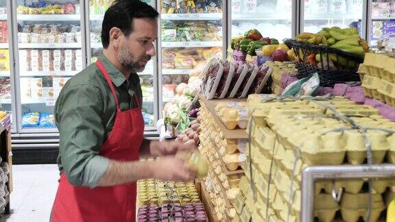 超市的销售经理负责新鲜水果和蔬菜的销售