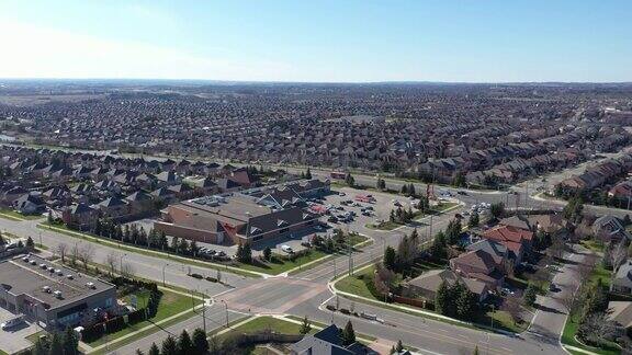 (23B)加拿大安大略省沃恩伍德布里奇的卢瑟福路和伊斯灵顿大街的独立复式住宅鸟瞰图