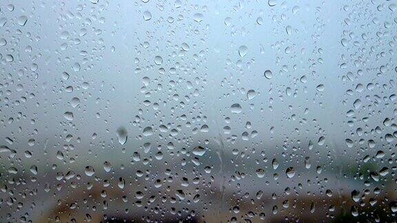 雨滴落在窗玻璃上