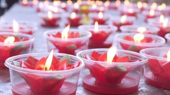 桌上放着红莲花蜡烛祈祷好运中国新年中国的寺庙