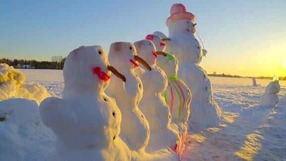五个雪人在地上排成一列