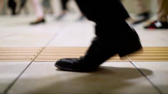 低角度的日本通勤者走路