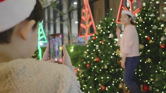 亚洲的兄弟姐妹在圣诞节使用手机