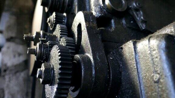 关闭金属齿轮机构低角度查看脏齿轮的连接模糊的背景慢镜头