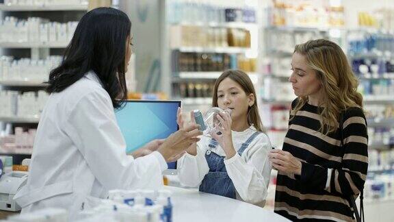 药剂师向顾客解释哮喘吸入器