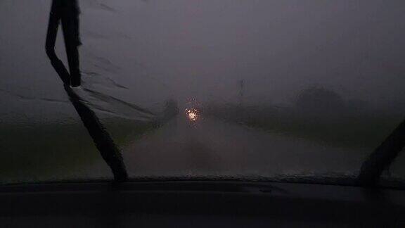 雨中行驶