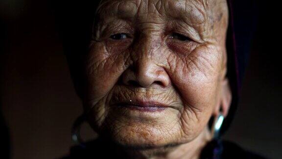 老年中国妇女在农村的房子