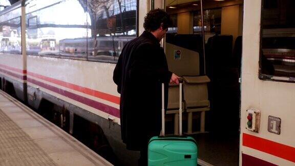 商人带着手推车行李在车站上火车