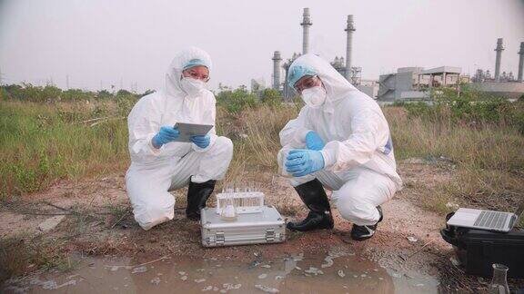 身着防护服、戴着口罩的科学家团队采集了工厂废水样本