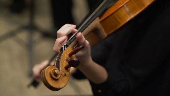 在舞台音乐学院的管弦乐队中演奏的大提琴家近距离