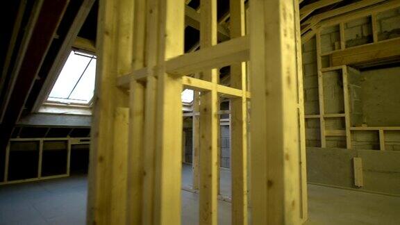新建房屋的室内木结构立柱墙框架走道