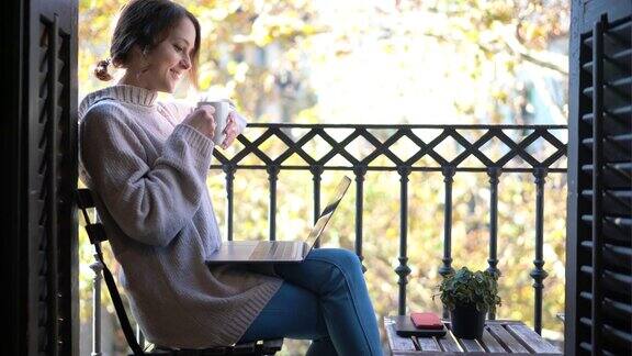 在阳台上喝着咖啡醒来的女人