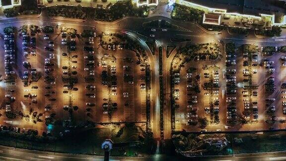 PAN鸟瞰图繁忙的停车场在晚上