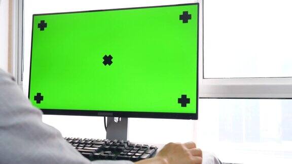 使用台式电脑绿屏