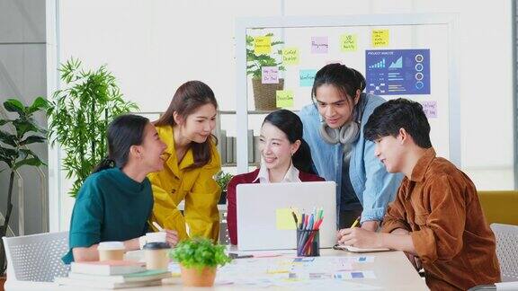 商务团队会议亚洲团队创意团队头脑风暴和计划在办公室亚洲女性领导与合伙人在董事会会议室进行商务讨论创业小企业