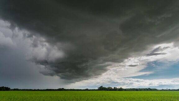 农田和风暴云移动的时间推移