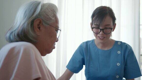 女医生为一位老年病人检查血压