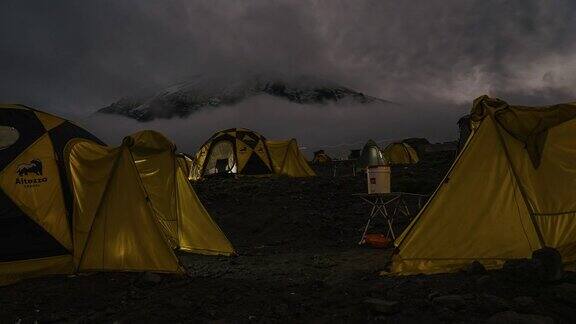 在乞力马扎罗山的山脚下搭起了帐篷