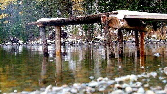 阿尔泰山脉下多恩斯科湖上的木制人行桥