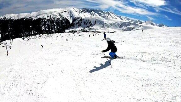 在阳光明媚的日子里滑雪者在高山上滑雪超级慢动作的电影镜头