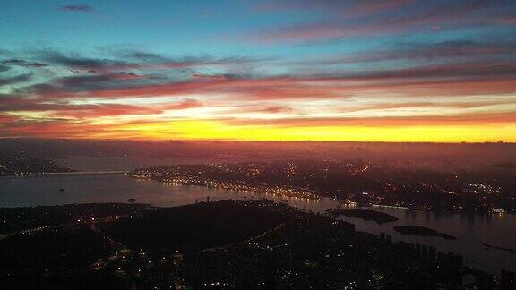 城市夜景和黎明时分浪漫的