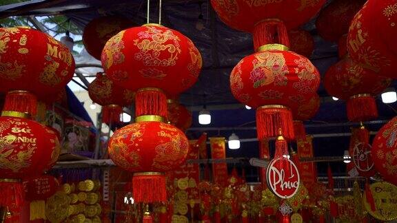 红色的中国灯笼筒在白天