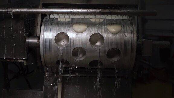 马苏里拉奶酪的金属桶模具旋转挤压水到容器