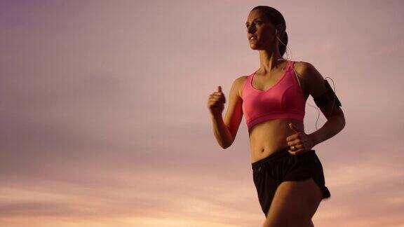 SLOMO女跑步者在运动日落