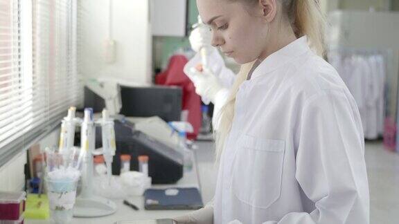科学家在实验室寻找治疗的场景概念科学与技术在实验室研究科学家在实验室工作