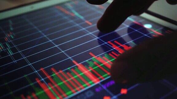 商人分析股票市场数据图特写